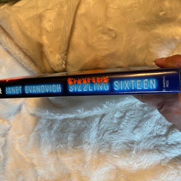 Sizzling Sixteen A Stephanie Plum Novel by Janet Evanovich Hardcover Book - Picture 2 of 5